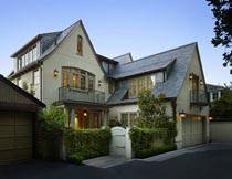 аккуратный дом с широкими слуховыми окнами